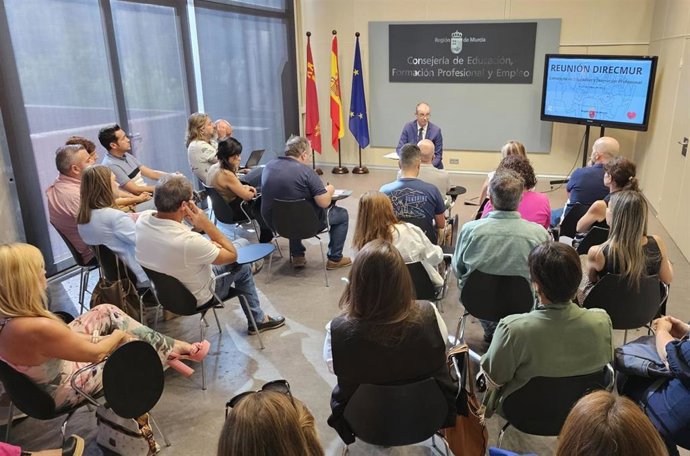 El consejero de Educación y Formación Profesional, Víctor Marín, mantuvo ayer un encuentro con la Unión de directivos de Educación Infantil y Primaria del municipio de Murcia (Direcmur)