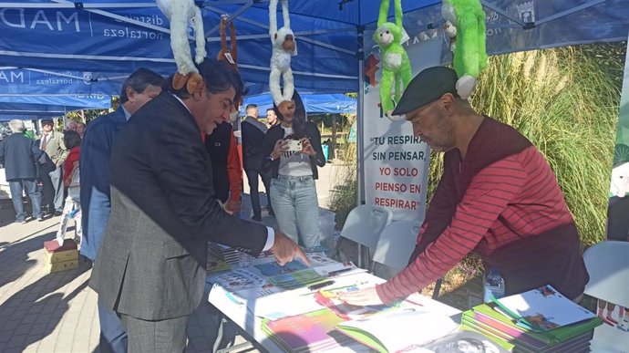 El concejal-presidente de la Junta Municipal de Hortaleza, David Pérez, en la feria de asociaciones del distrito.