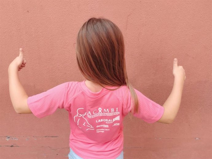 Una niña con la camiseta de la nueva edición de la carrera solidaria contra el cáncer de mama de BIlbao