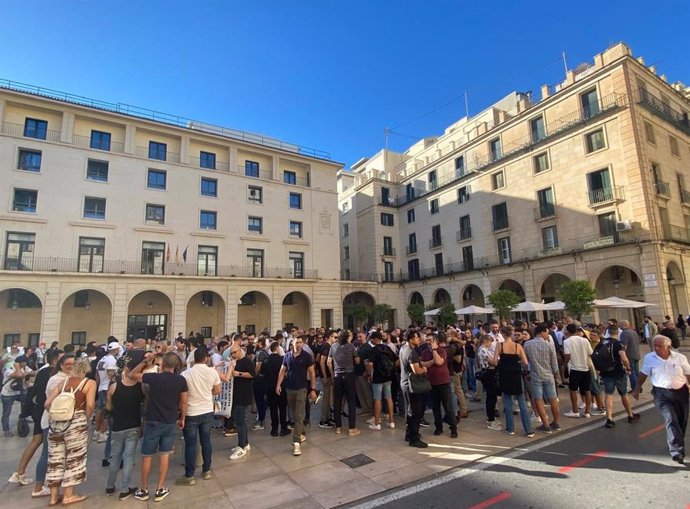 Protesta de empresarios del sector del ocio nocturno frente al Ayuntamiento de Alicante en imagen de archivo