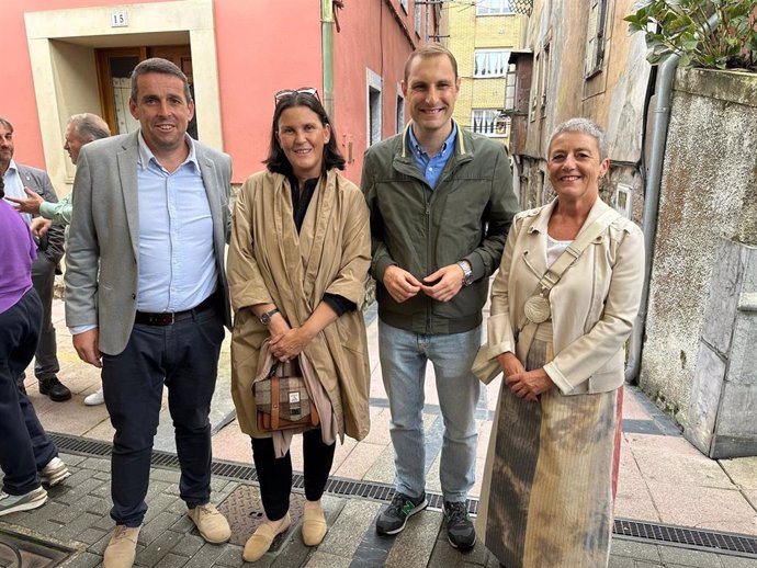 Adrián Pumares con el alcalde de Colunga, y concejales de Foro Ribadesella.