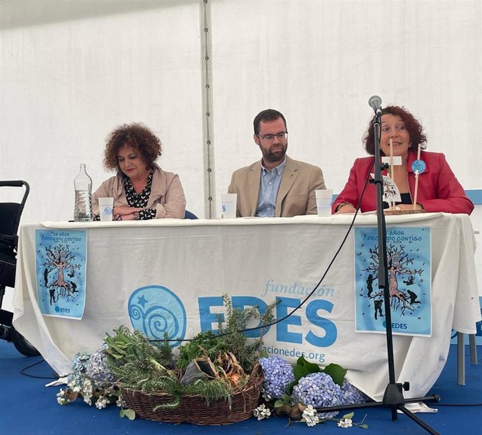 En la imagen, de izquierda a derecha, la consejera de Derechos Sociales y Bienestar, Marta del Arco; el alcalde de Tapia de Casariego, Pedro Fernández, y la presidenta de la Federación Asturiana de Concejos (Facc), Cecilia Pérez.