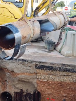 Operarios de Emaya trabajan desde anoche en el polígono de Son Castelló por la rotura de dos tramos de tuberías