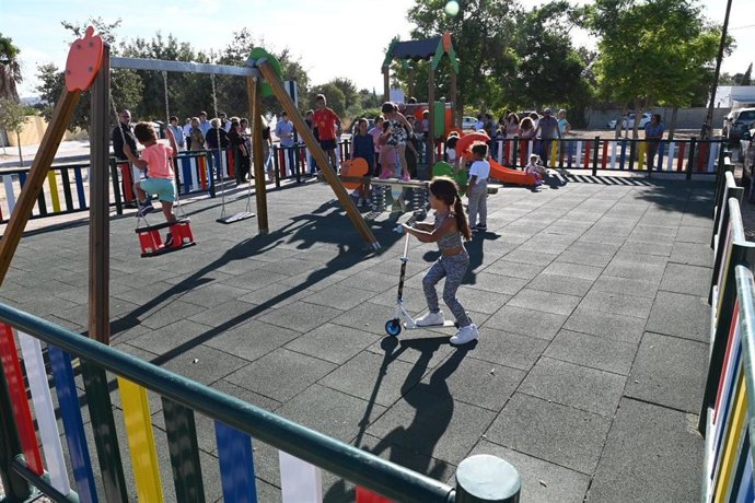Niños disfrutan del nuevo parque infantil 'Juana, la Partera' inaugurado en La Guareña.