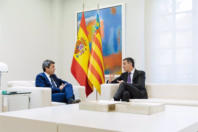 Imagen de archivo del presidente del Gobierno, Pedro Sánchez (d), durante su reunión con el presidente de la Comunitat Valenciana, Carlos Mazón (i), en el Complejo de La Moncloa.