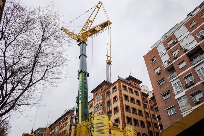 Archivo - Una grúa junto a un edificio en la calle Cavanilles  