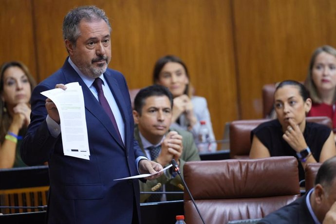 El secretario general del PSOE de Andalucía, Juan Espadas, durante el Pleno del Parlamento esta semana.