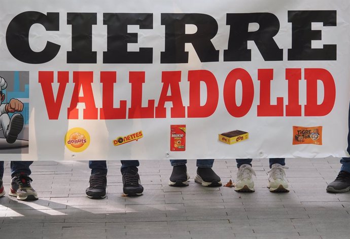 Varias personas sujetan una pancarta durante una manifestación en defensa de la fábrica de Bimbo, a 5 de octubre de 2024, en Valladolid, Castilla y León (España). Los máximos representantes de Bimbo España trasladaron recientemente que la decisión del cie