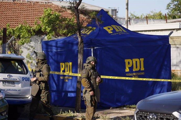 Santiago 5 de octubre 2024. Carabineros y la PDI realizan pericias luego de un homicidio en la intersecci n en los olmos y el L bano, de la comuna de Macul.   Dragomir Yankovic/Aton Chile