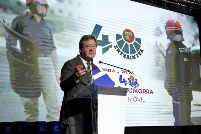 El consejero de Seguridad del Gobierno vasco, Bingen Zupiria, en un acto de reconocimiento por el 40 aniversario de la Unidad de Brigada Móvil en la base de la Ertzaintza de Iurreta