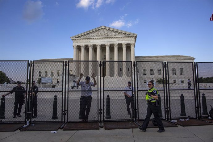 Archivo - 25 June 2022, US, Washington: A security fence surrounds the Supreme Court as abortion-rights activists protest after the decision that eliminates the 50-year-old constitutional protection of abortion rights. Photo: Probal Rashid/ZUMA Press Wire