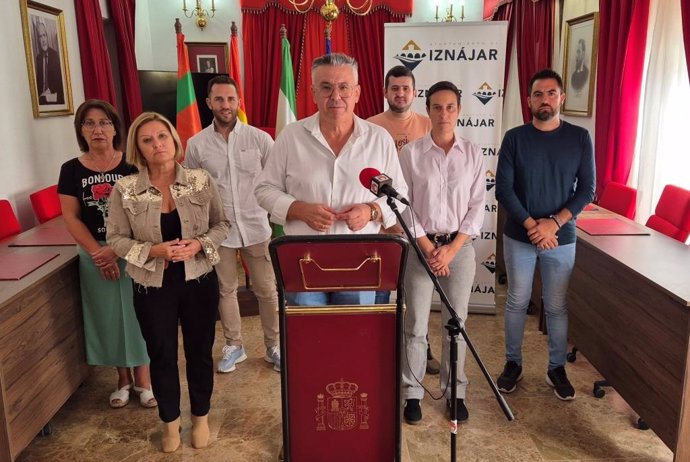 El alcalde de Iznájar, Lope Ruiz, comparece junto a su equipo de gobierno.