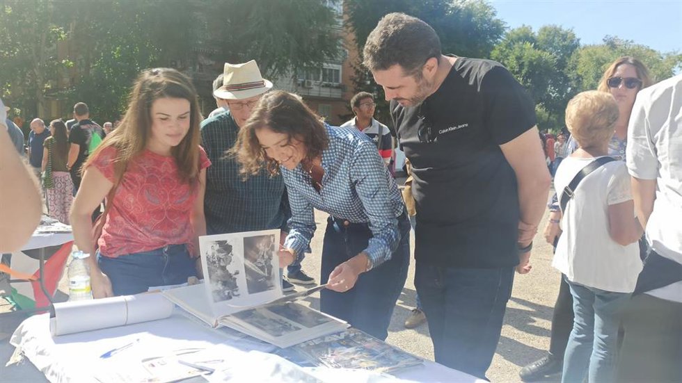 La portavoz del PSOE-M en el Ayuntamiento de Madrid, Reyes Maroto, acude ala feria participativa de asociaciones de Hortaleza