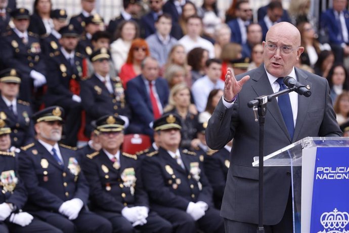 El alcalde de Valladolid, Jesús Julio Carnero, en el acto de enterga de la Medalla de la Ciudad a la Policía Nacional