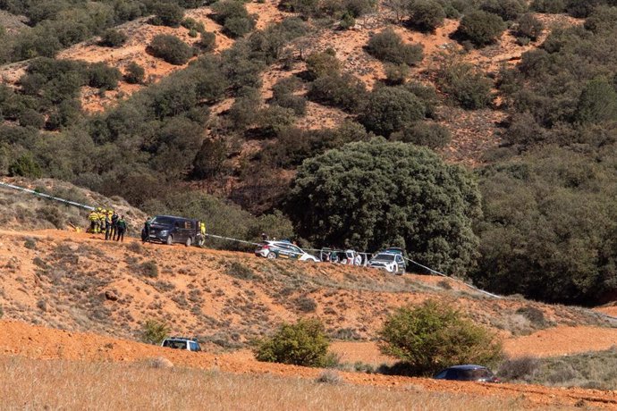 Varios vehículos de la Guardia Civil en las inmediaciones de la zona en la que cayó el caza F18 este viernes  4 de octubre de 2024, en Peralejos, Teruel, Aragón (España). 