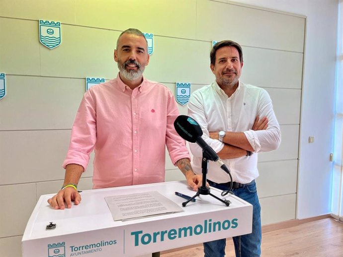 El portavoz del equipo de gobierno de Torremolinos, Luis Rodríguez, y el concejal de Hacienda, Miguel Quesada, en rueda de prensa.