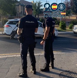 Archivo - Imagen de agente de la Policía Nacional de Granada