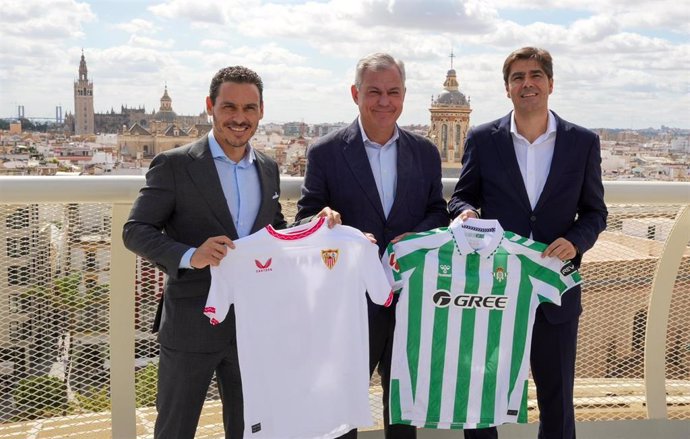 El alcalde de Sevilla, José Luis Sanz (c), entre los presidentes del Sevilla FC, José María del Nido Carrasco (i), y del Real Betis Balompié, Ángel Haro (d).