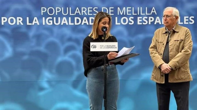 La diputada nacional por Melilla del Partido Popular Sofía Acedo (i) con el presidente del PP melillense, Juan José Imbroda (d).