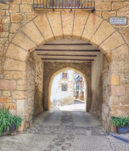 El portal de Abajo o de la Fuente de la localidad de Linares de Mora.