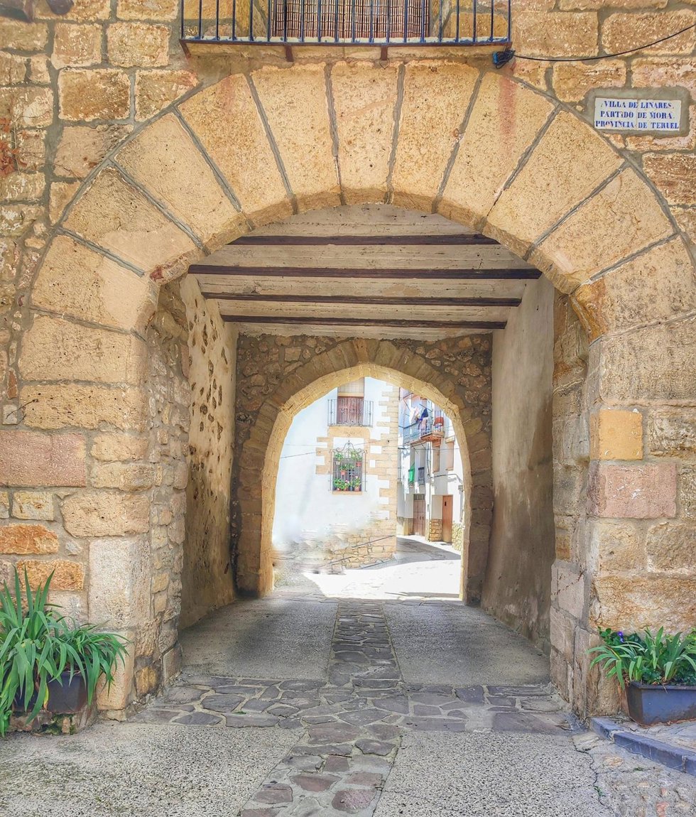 El portal de Abajo o de la Fuente de la localidad de Linares de Mora.