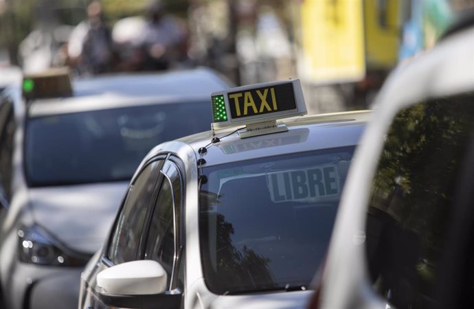 Archivo - Detalle de un taxi en su parada