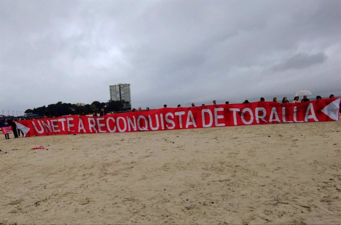 Protesta de colectivos ecologistas y vecinales en la playa de O Vao, en Vigo, para pedir el "rescate" de la isla de Toralla para los ciudadanos.