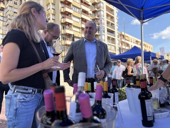 El consejero de Agricultura, Julián Martínez Lizán, en la Feria del Vino DOP Jumilla en Hellín (Albacete).