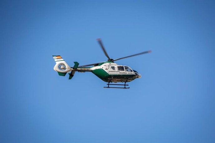 Archivo - Un helicóptero de la Guardia Civil