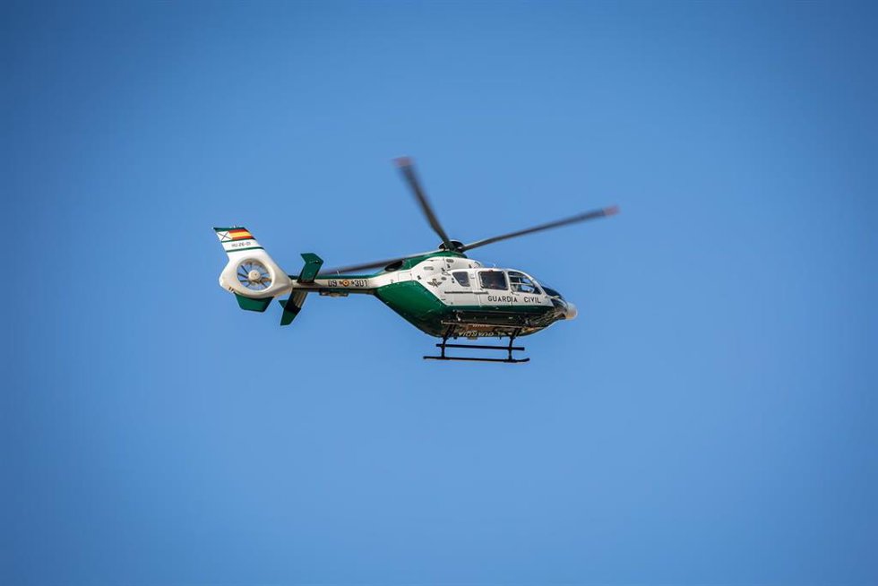 Archivo - Un helicóptero de la Guardia Civil