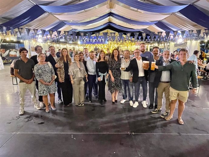 Las autoridades posan en una foto de familia durante la apertura de Oktoberfest Almería 2024.