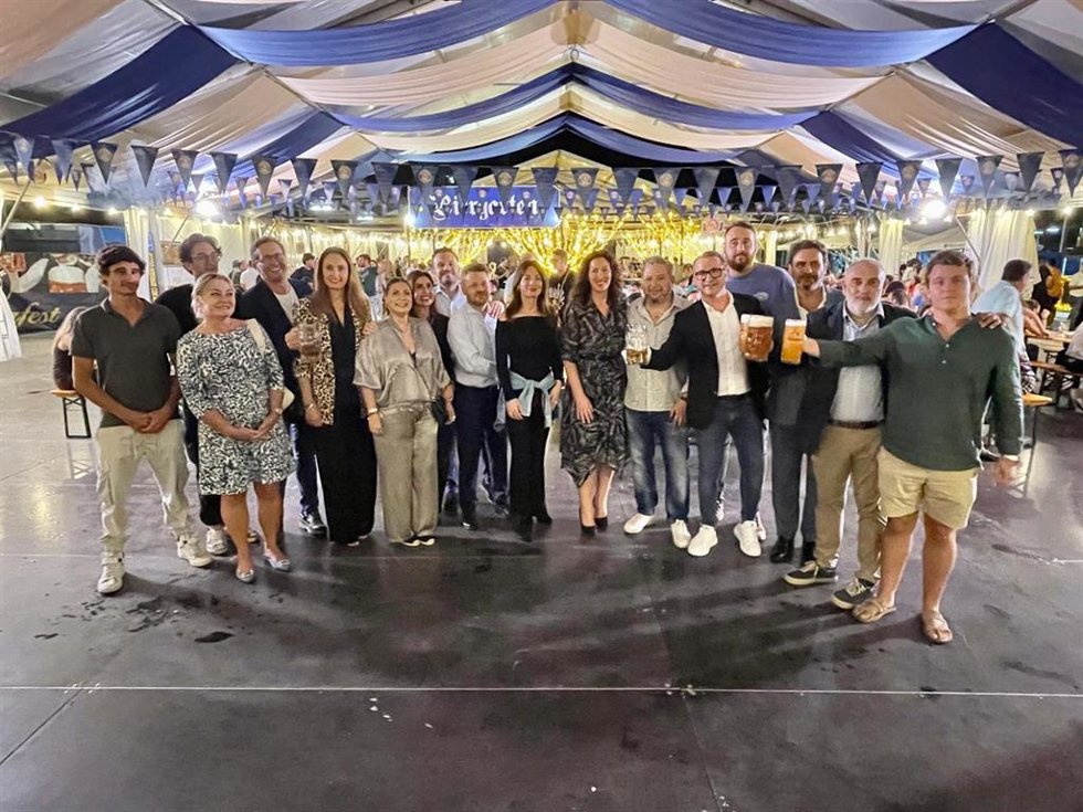 Las autoridades posan en una foto de familia durante la apertura de Oktoberfest Almería 2024.