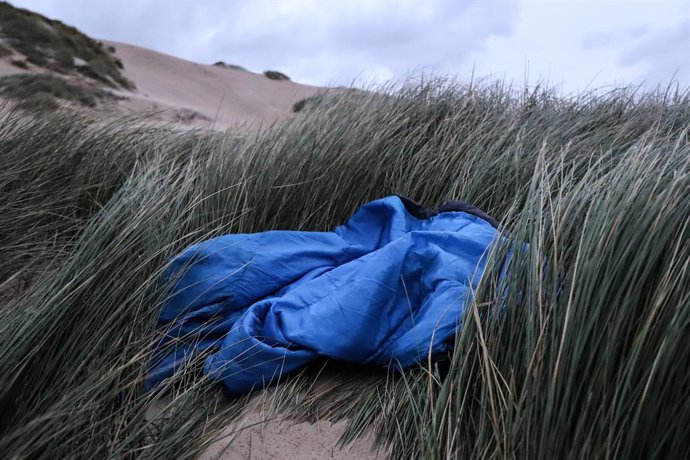 Archivo - November 26, 2021, Wimereux, France: A sleeping bag is seen on the beach in Wimereux, near Calais, northern France, on November 26, 2021. On November 24, 2021, 27 migrants died when their small boat sank in an attempted crossing of the English C