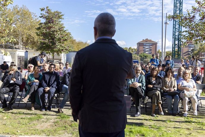 El alcalde de Barcelona, Jaume Collboni, en la entrega de llaves de 24 pisos en alquiler en la Verneda i la Pau