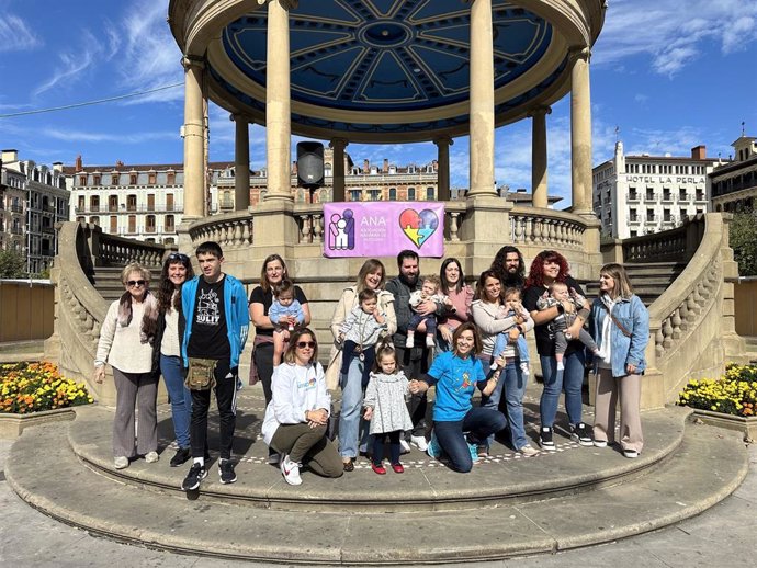 Foto de familia de los participantes en la Carrera de Gateo con voluntarios de la Asociación Navarra de Autismo.