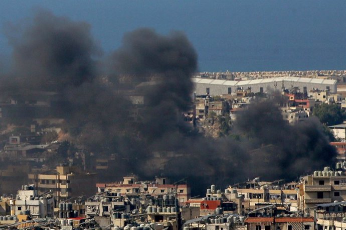 05 October 2024, Lebanon, Baabda: Heavy black smoke billows from the site of an Israeli air raid that targeted an area in Beirut southern suburb, a stronghold of pro-Iranian Hezbollah. Photo: Marwan Naamani/dpa