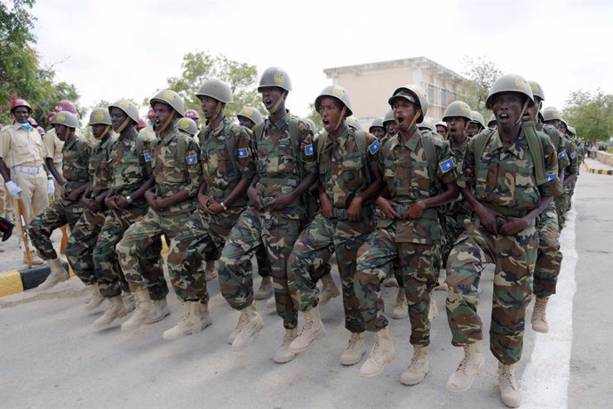 Archivo - April 12, 2017 - Mogadishu, Somalia - Soldiers in the Somali Defence forces parade during  a ceremony to mark the 57th Anniversary of the Somali National Army held April 12, 2017 in Mogadishu, Somalia.