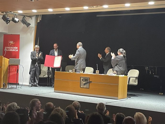 El profesor de la UR, Eduardo Sáenz de Cabezón, ha ingresado en la Academia de Ciencias de la Región de Murcia