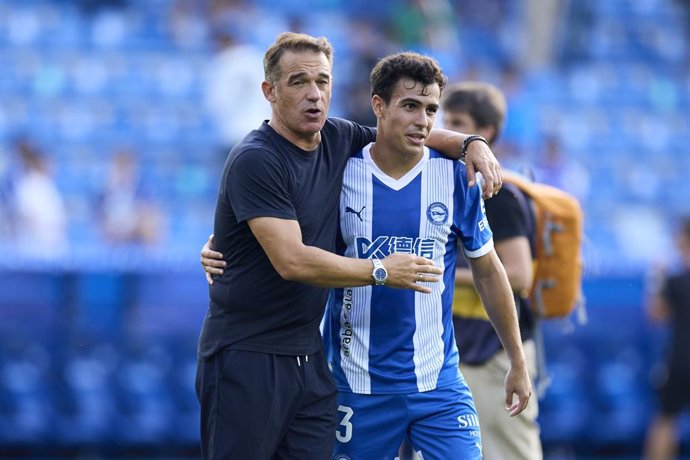 Archivo - Luis Garcia Plaza and Manu Sanchez of Deportivo Alaves reacts during the LaLiga EA Sports match between Deportivo Alaves and UD Las Palmas at Mendizorrotza on September 1, 2024, in Vitoria, Spain.