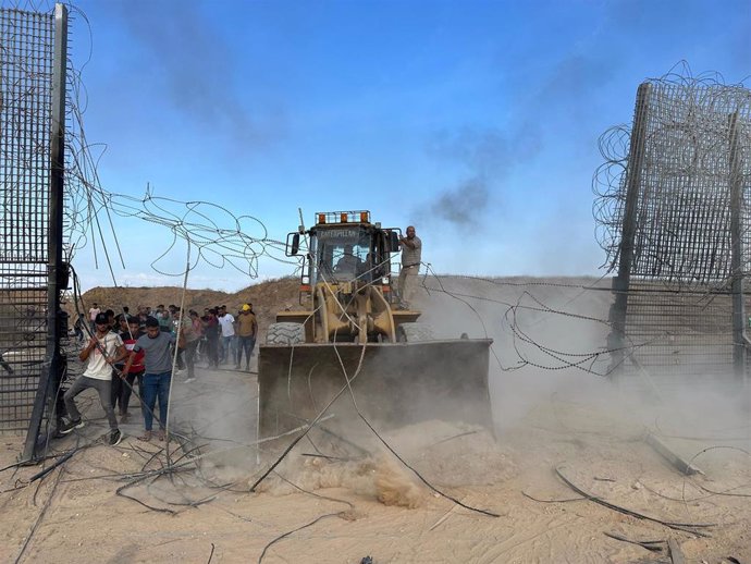 Archivo - Palestinos entrando en territorio israelí desde Jan Yunis (Gaza) el 7 de octubre de 2023