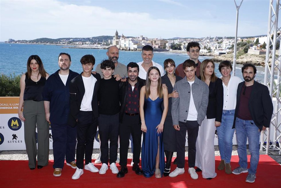 Los actores Izan Fernández (3i) y Diego Montejo (4i), el director Paco Caballero (6i), el escritor Eloy Moreno (7i), los actores Liv Dobner (7d), Aura Garrido (6d), Eric Seijo (5d) y Miki Esparbé (4d) posan en el photocall de la serie Invisible, en el