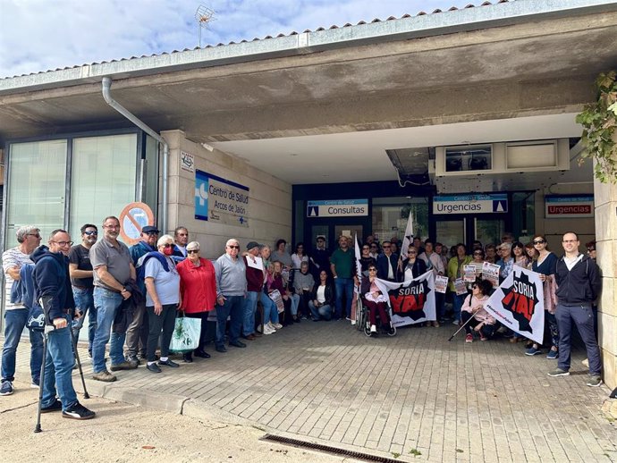 Concentración en Arcos de Jalón (Soria)  por una 'Salud sin distancia'