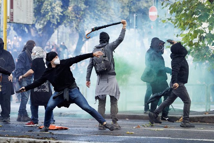 Scontri tra polizia e manifestanti durante il presidio nazionale in sostegno di Palestina e Libano contro la guerra di Israele, Roma, Sabato, 5 Ottobre 2024 (Foto Roberto Monaldo / LaPresse)..Clashes between protesters and police during the national demon