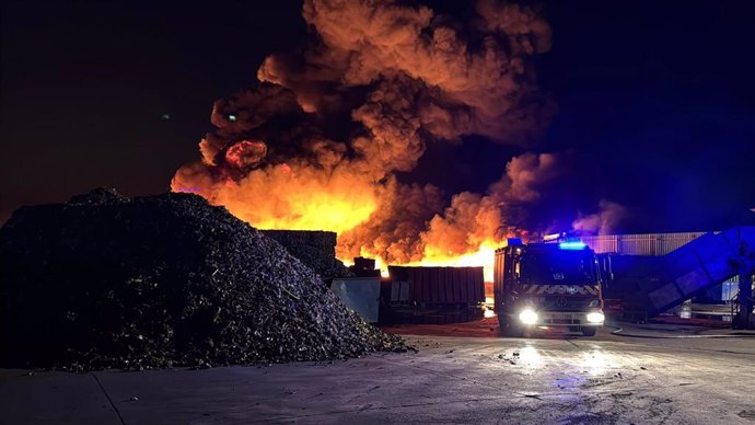 Un incendio en el exterior de una planta de reciclaje quema 1.000 m2 de plásticos en Arganda del Rey