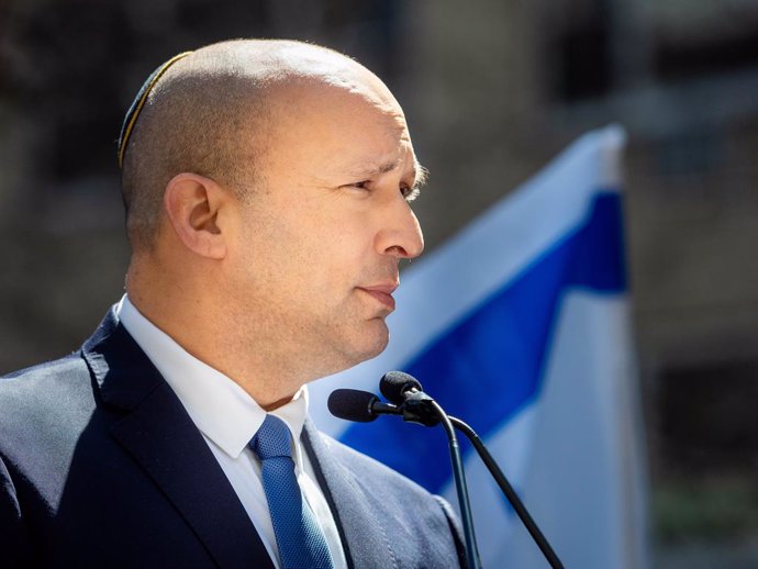 Archivo - April 7, 2024, New York, Ny, United States: Former Israeli Prime Minister Naftali Bennett speaks to the crowd during a demonstration calling for the release of hostages from Hamas captivity. In New York City thousands of protesters convened near