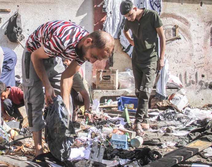 September 26, 2024, Gaza, Palestine: Palestinians inspect the damage of an Israeli strike on a school sheltering displaced people, amid the Israel-Hamas conflict, in Jabalia in the northern Gaza Strip.