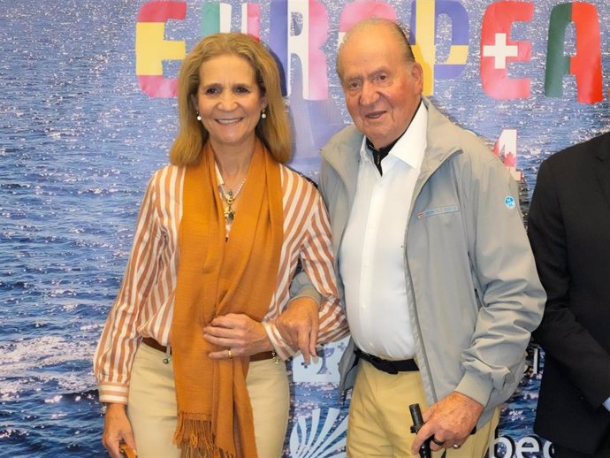 El rey Juan Carlos y la Infanta Elena acuden a la entrega del Trofeo Xacobeo en el Real Club Náutico de Sanxenxo a 05 de Octubre de 2024 en Sanxenxo, Galicia (España).