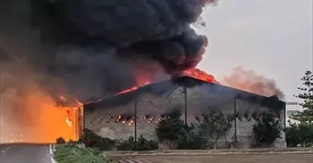 Un varón de 71 años sufre inhalación de humo por el incendio de una nave en Alboraia