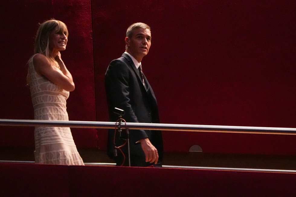 El presidente del Gobierno, Pedro Sánchez, y su mujer, Begoña Gómez, a su llegada a la entrega del Premio Donostia a Pedro Almodóvar, en el Festival de Cine de San Sebastián, a 26 de septiembre de 2024, en San Sebastián, Guipúzcoa, País Vasco (España).
