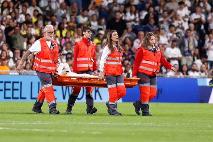 Dani Carvajal abandona el terreno de juego en camilla durante el Real Madrid-Villarreal